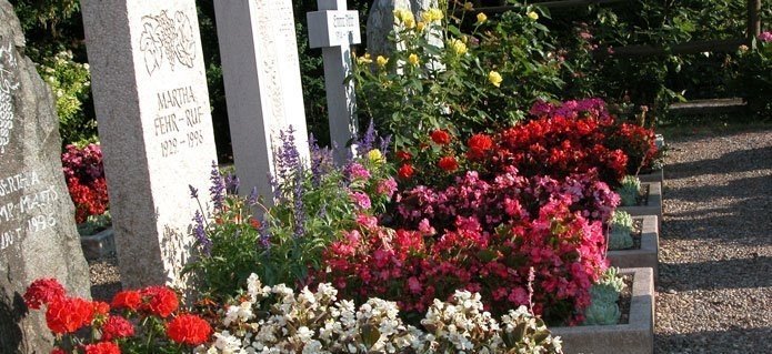 001Grabpflege_Gärtnerei_Bepflanzungen_Blumenladen_Gartenbau_ZimmermannFlaach_Flaach