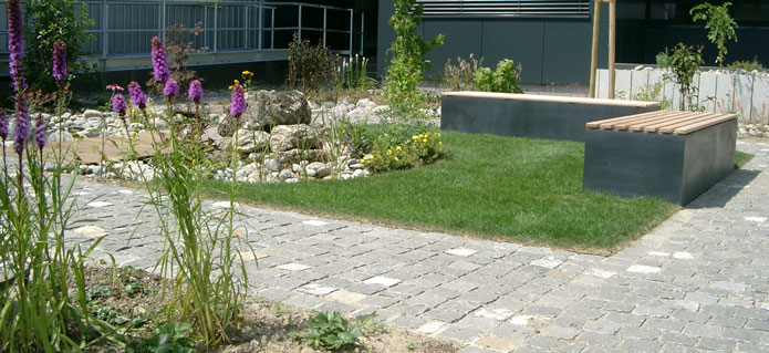 003Sitzplaetze_Gartenbau_Poolbau_Schwimmbad_ZimmermannFlaach_Flaach